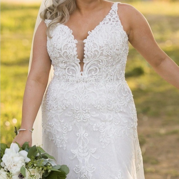 Maggie Sottero Ivory Lace Wedding Gown